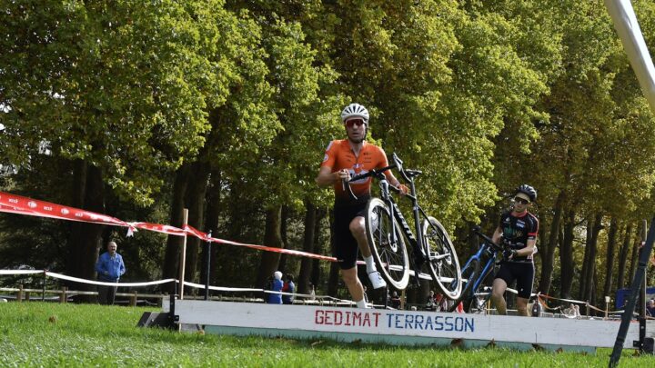 Yoann PAILLOT remport le cyclocross de Vivonne UCC Vivonne